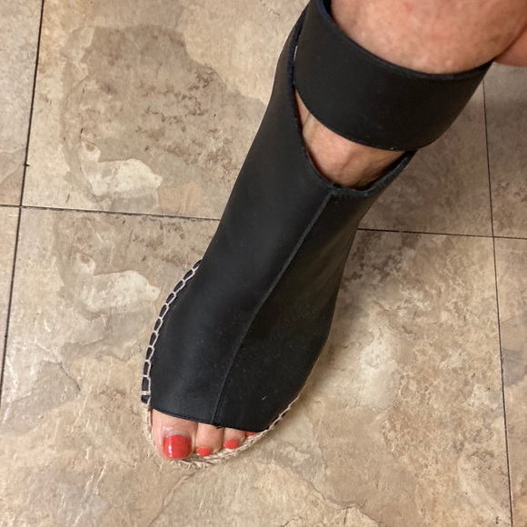 Nearly NEW Vince shoes ! Worn once! - Picture 2 of 7